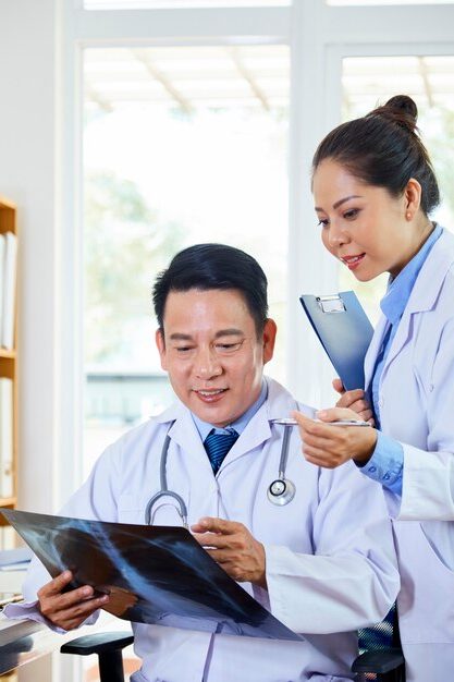 Emergency Rooms 8 doctors looking x ray scan e1724262151109